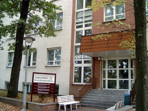 Haupteingang vom Parkplatz aus