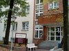 Haupteingang vom Parkplatz aus