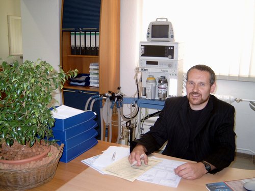 Herr Pinkert im Sprechzimmer