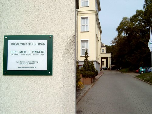 Praxisschild am Südeingang